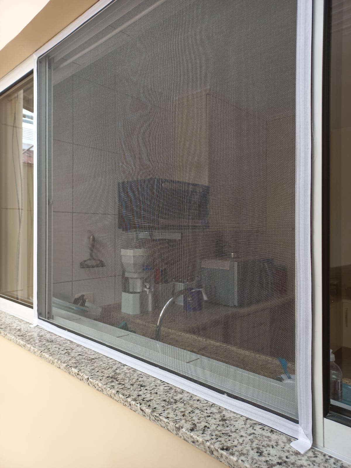 Tela instalada em janela da cozinha
