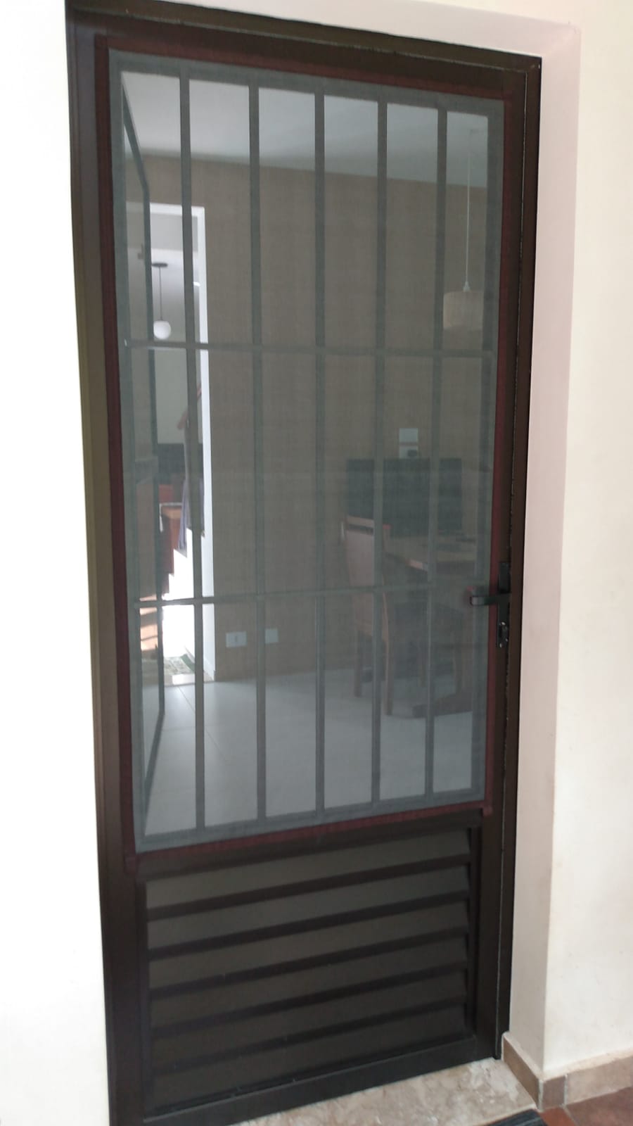 Tela instalada em porta metálica
